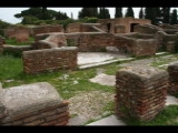 06233 ostia - regio iii - insula vi - domus del ninfeo (iii,vi,1-3) - blick von hof (a) (aus suedwest) ri raum (e) - (h) - apsis mit opus sectile.jpg